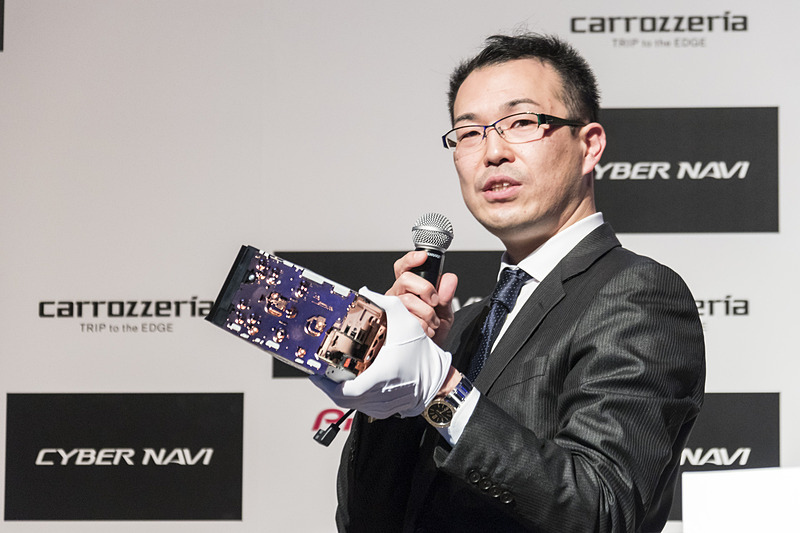 銅メッキシャーシを説明する内田氏