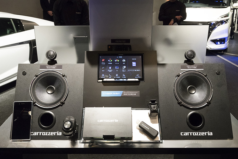 8V型モニター採用のラージサイズメインユニット「AVIC-CL902-M」。末尾に「-M」が付くモデルはマルチドライブアシストユニットが同梱となる