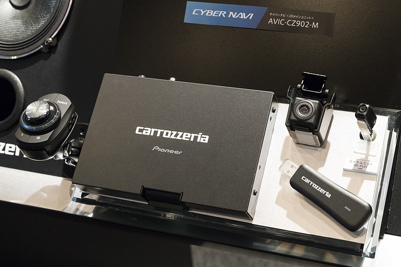 8V型モニター採用のラージサイズメインユニット「AVIC-CL902-M」。末尾に「-M」が付くモデルはマルチドライブアシストユニットが同梱となる