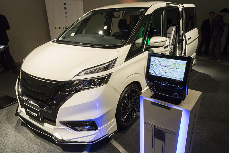 日産自動車「セレナ」専用モデルの「AVIC-CE902SE」。10V型モニター採用でホームボタンなどのパネル部も付属