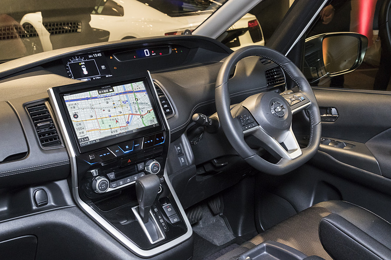 日産自動車「セレナ」専用モデルの「AVIC-CE902SE」。10V型モニター採用でホームボタンなどのパネル部も付属