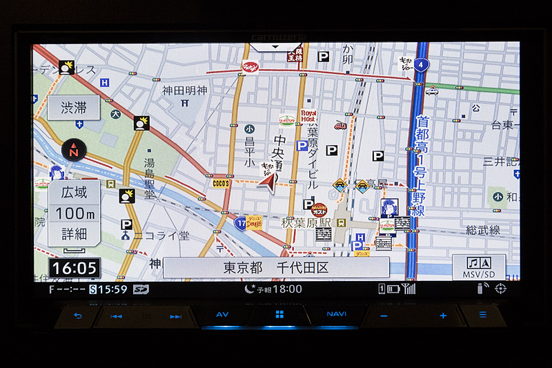 こちらはファミリーレストラン。営業時間外の店はシャッターで区別