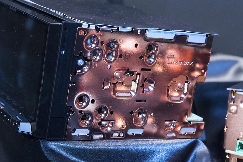 向かって右側面のビスは銅メッキタイプ