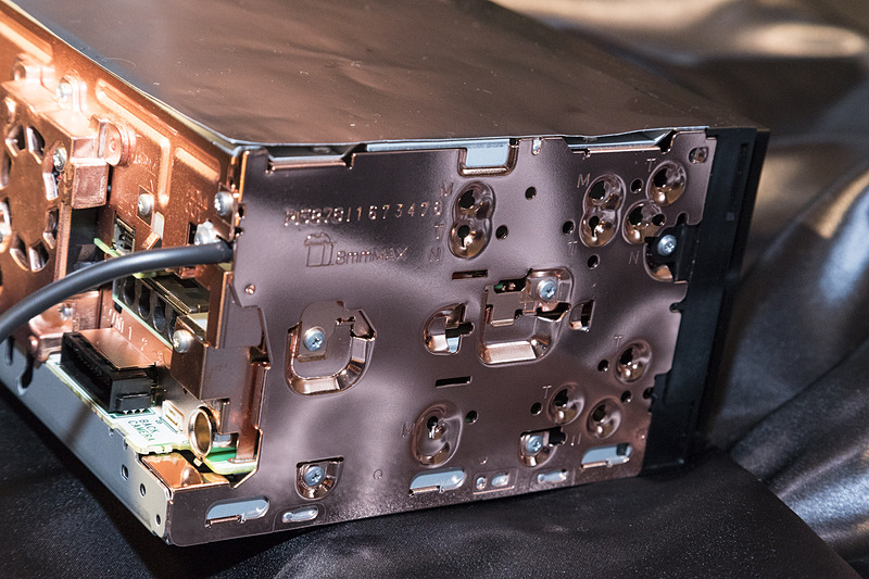 左側面は通常ビスが使われている