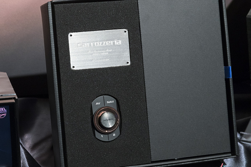 ロータリー部にローズゴールドの蒸着処理が施されたスマートコマンダーとシリアルナンバープレート