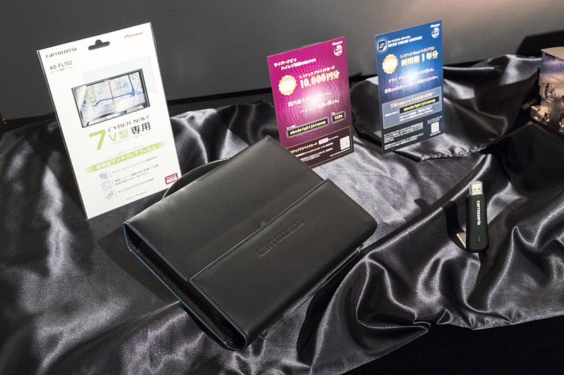 マニュアルケースと画面用フィルム、レコチョクプリペイドカードなども付属