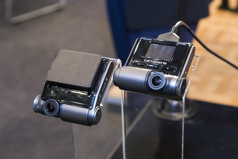 ドライブレコーダーユニット「VREC-DZ500-C」「VREC-DZ500」。前者がギボシ端子を使ったバッテリ接続タイプ、後者はシガーライター接続タイプ