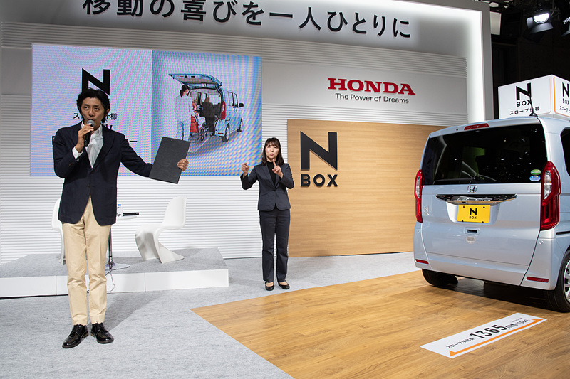 トークショーの前説。前説から手話でトークショーのサポートを行なう