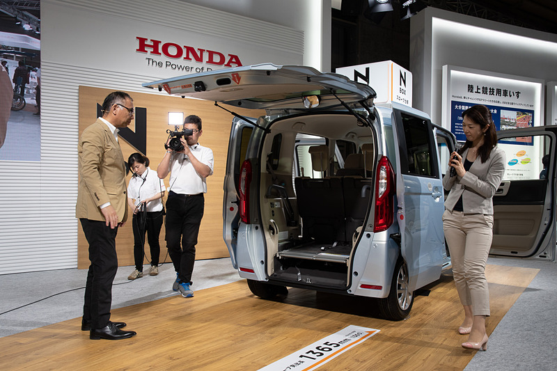 新型「N-BOX スロープ仕様」の開発者トークショーが開催された。開発者 白土清成氏（左）と、まるも亜希子さん（右）