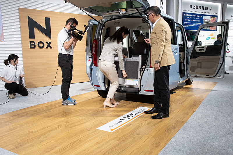 スロープの使い勝手をチェック。スロープ単体で約2.5kg軽量化されており、「かるーい」（まるもさん）とのこと