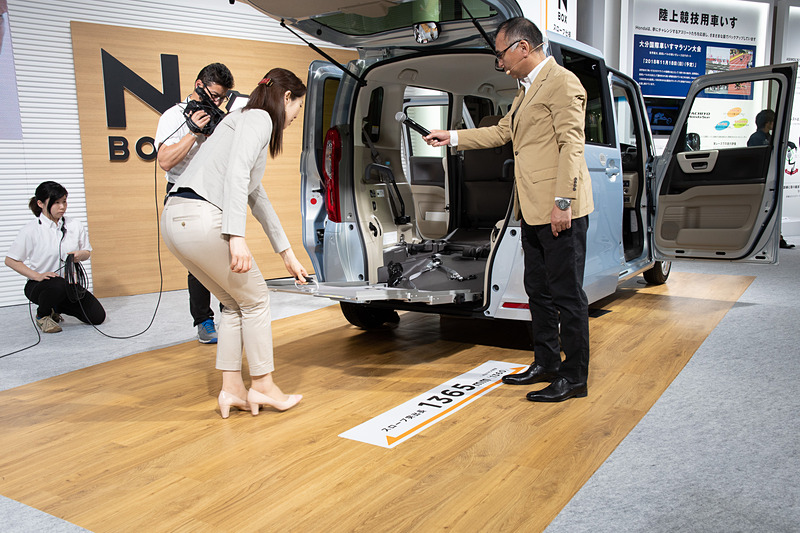 スロープの使い勝手をチェック。スロープ単体で約2.5kg軽量化されており、「かるーい」（まるもさん）とのこと