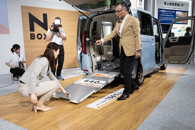 スロープの使い勝手をチェック。スロープ単体で約2.5kg軽量化されており、「かるーい」（まるもさん）とのこと