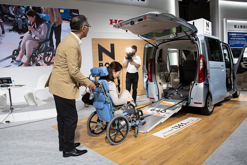 車いすの搭載デモ。白土氏は右手のリモコンでウインチを動作させており、力をほとんど使っていないとのこと