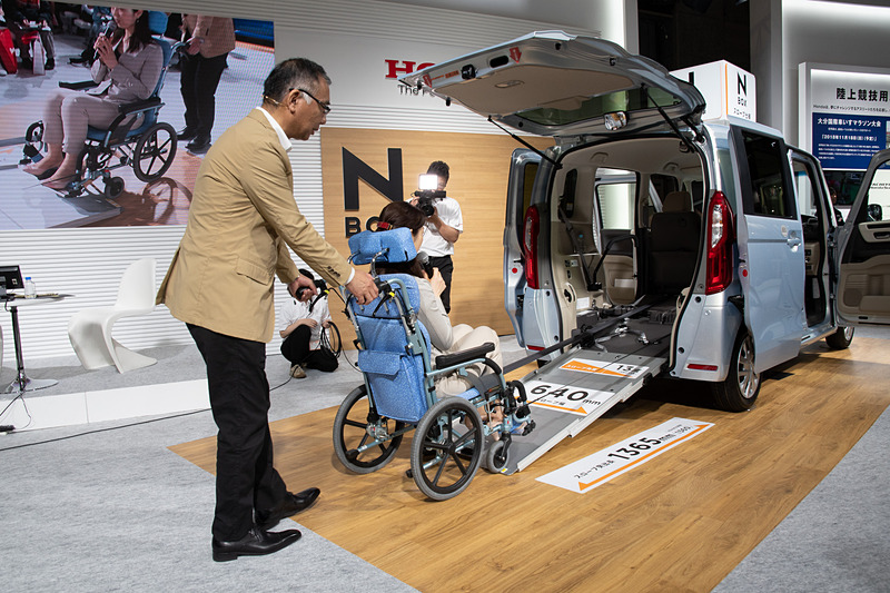 車いすの搭載デモ。白土氏は右手のリモコンでウインチを動作させており、力をほとんど使っていないとのこと
