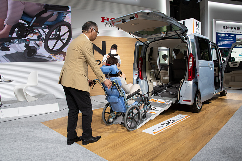 車いすの搭載デモ。白土氏は右手のリモコンでウインチを動作させており、力をほとんど使っていないとのこと