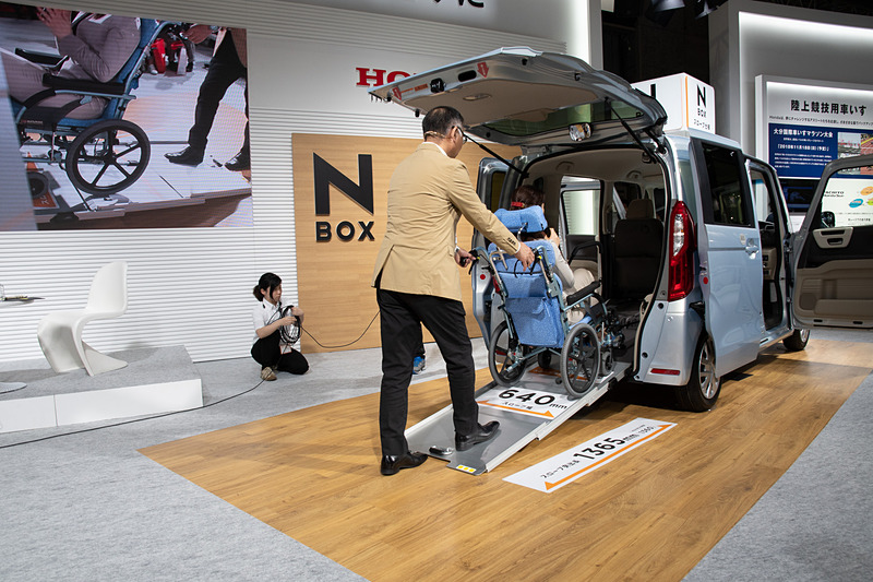 車いすの搭載デモ。白土氏は右手のリモコンでウインチを動作させており、力をほとんど使っていないとのこと