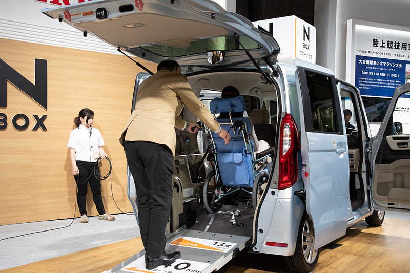 車いすの搭載デモ。白土氏は右手のリモコンでウインチを動作させており、力をほとんど使っていないとのこと