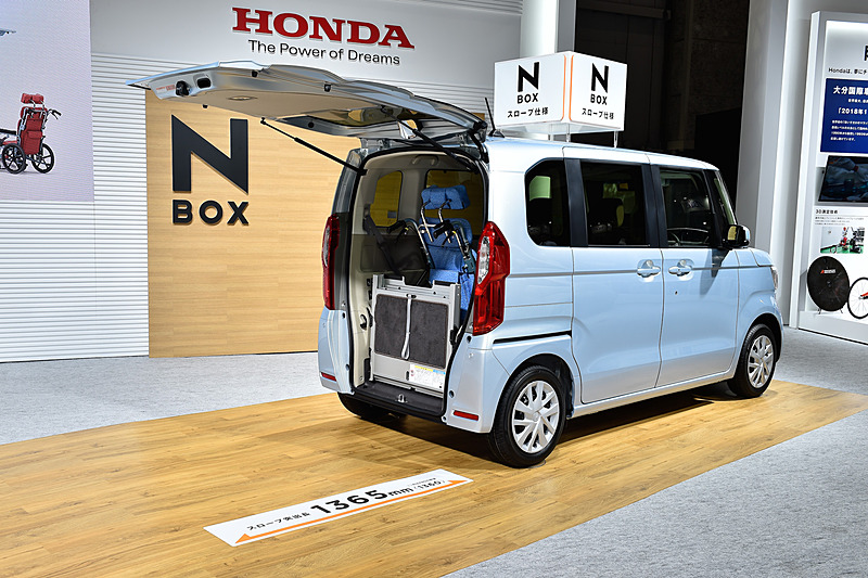 車いすを収納した後、スロープを直立状態で固定してリアハッチを閉める