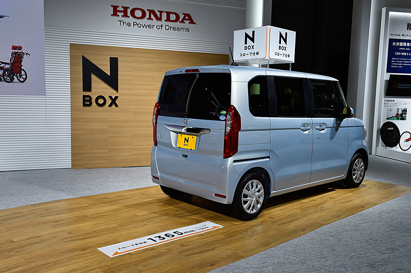 車いすを収納した後、スロープを直立状態で固定してリアハッチを閉める