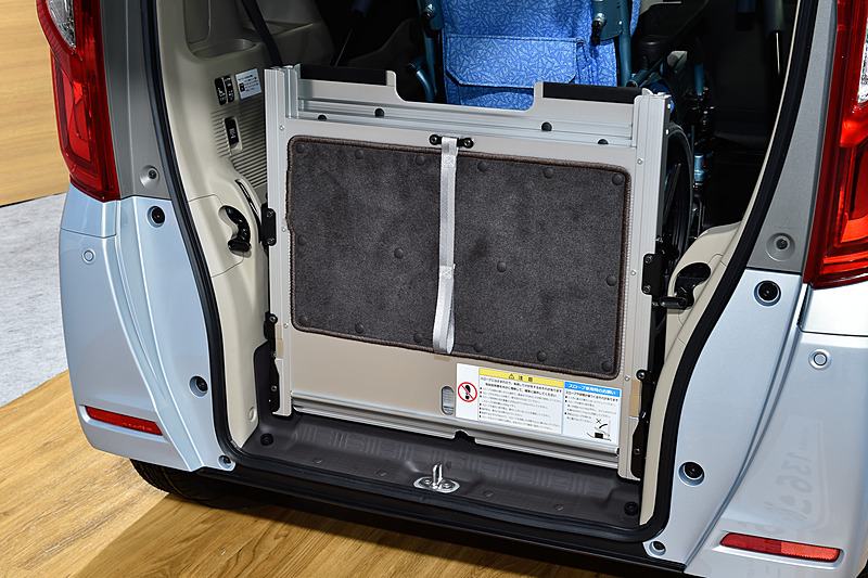 車いすの搭載時には直立状態で固定