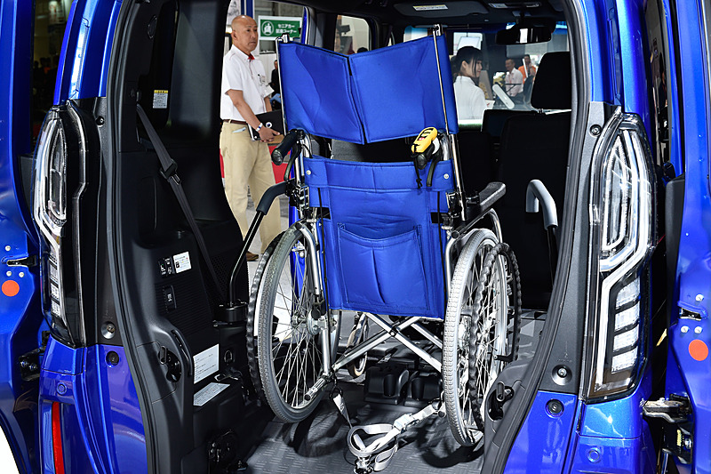 キャビン後方に固定した車いすに人が座った状態