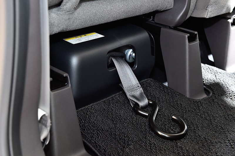 車いすを車内に引き入れる電動ウインチはフロントシート下に設置。先代にあたる「N-BOX＋」よりもウインチ自体が小型化され、前方に移動したことでリアシートに座った人の足下に余裕ができた