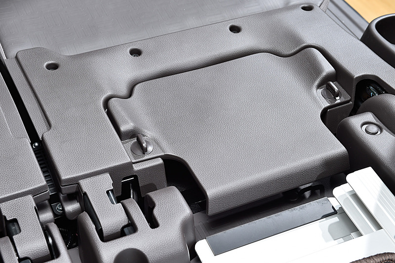 後席シートバック下側のパネルを取り外し、車いすの前輪が収まるスペースを確保。N-BOX＋では左右で形状が異なっていたが、同じ形状でどちらにも固定可能なスタイルに変更された