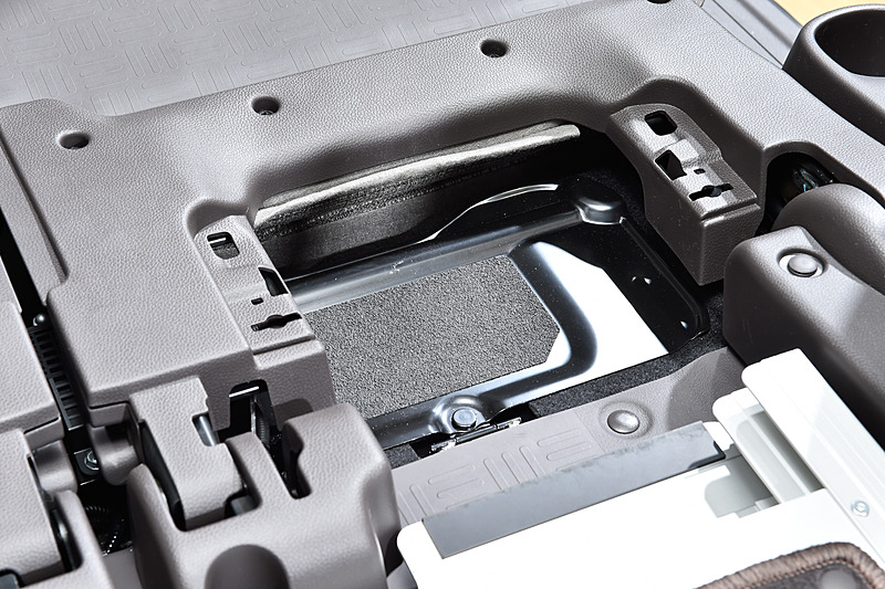 後席シートバック下側のパネルを取り外し、車いすの前輪が収まるスペースを確保。N-BOX＋では左右で形状が異なっていたが、同じ形状でどちらにも固定可能なスタイルに変更された