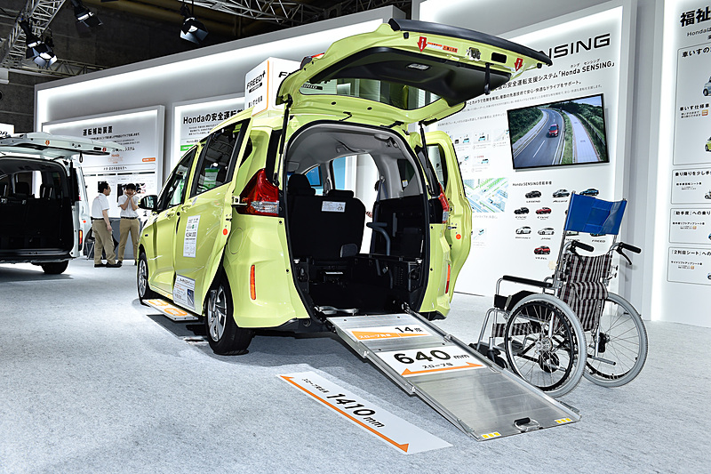 フリード＋ 車いす仕様車（ホンダアクセス製「オートサイドステップ」装着）