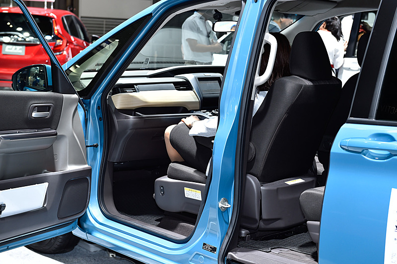 フリード 助手席リフトアップシート車