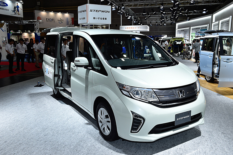 ステップワゴン 車いす仕様車（2・3列目乗車タイプ、ホンダアクセス製「オートサイドステップ」装着）