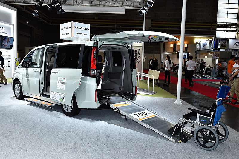 ステップワゴン 車いす仕様車（2・3列目乗車タイプ、ホンダアクセス製「オートサイドステップ」装着）