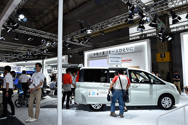 ホンダブースの車両展示風景