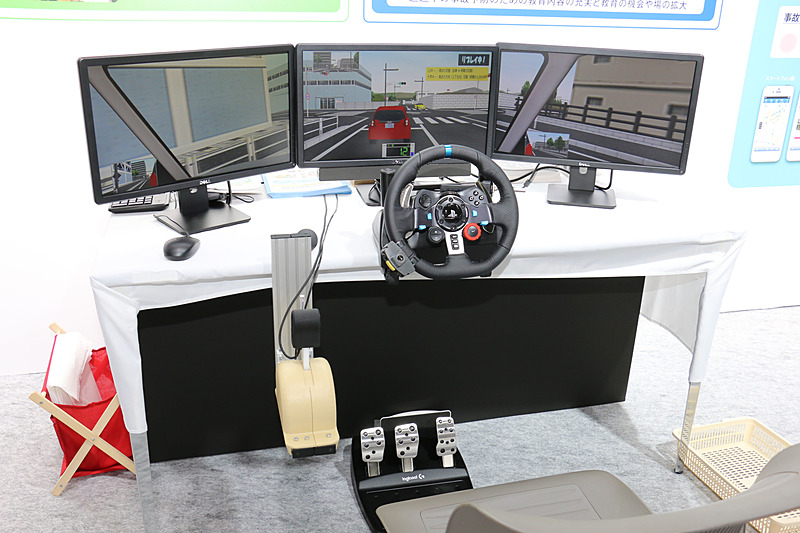 簡易型4輪ドライビングシミュレーターの「ホンダ セーフティナビ」