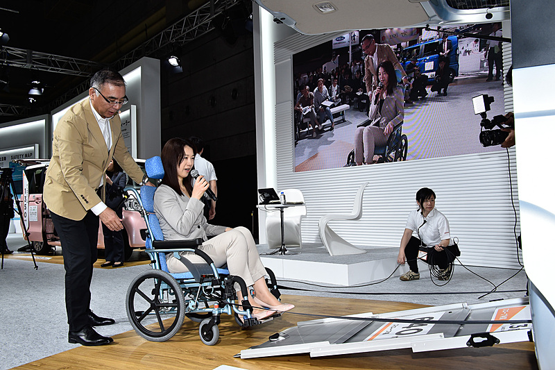 初日の4月19日には、Car Watchでも試乗インプレッションやコラムの執筆を担当しているモータージャーナリストのまるも亜希子氏がゲスト参加。N-BOXの開発者である白土清成氏とのトークショーも実施された