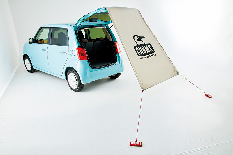 CHUMSのトレードマークである「ブービーバード（カツオドリ）」のロゴを大きくプリントした「テールゲートタープ」（9288円）。吸盤で簡単に装着でき、本田技研工業「N-BOX」以外の「Nシリーズ」にも取り付けできる。写真のウェイトは参考品