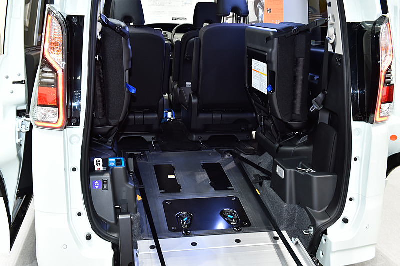 サードシートを両サイドに跳ね上げ格納して、電動ウインチで車いすの乗員を引き上げるスタイル