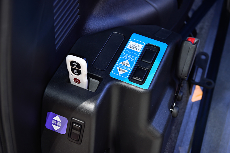 サードシートを両サイドに跳ね上げ格納して、電動ウインチで車いすの乗員を引き上げるスタイル