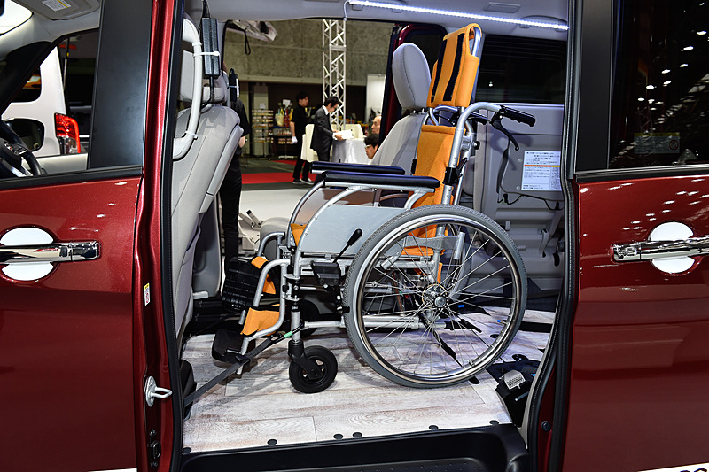 助手席後方の2列目シートを取り外し、3列目シートは跳ね上げ格納して2つの車いすを車内に載せる