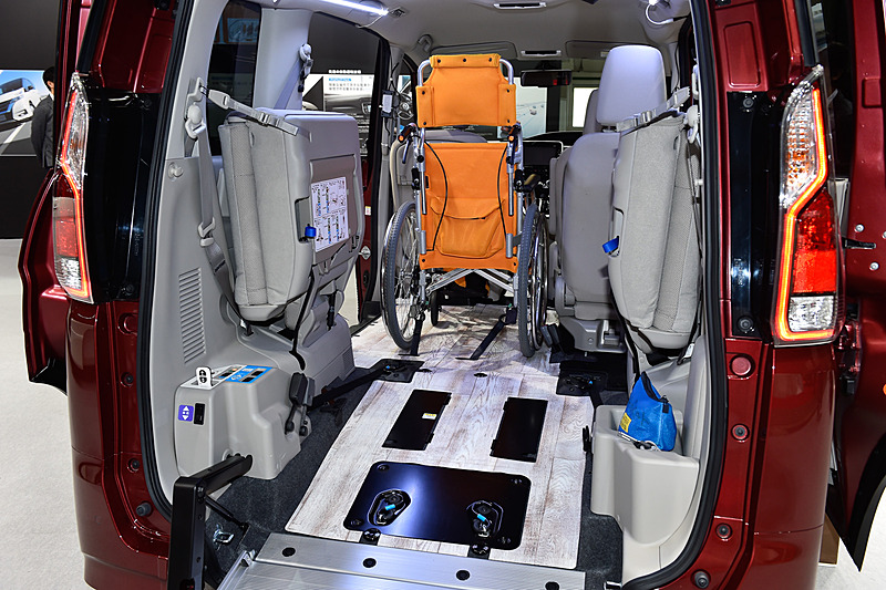 助手席後方の2列目シートを取り外し、3列目シートは跳ね上げ格納して2つの車いすを車内に載せる