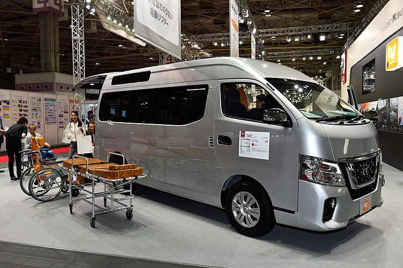 NV350 キャラバン チェアキャブ 車いす1＋1名仕様。ラゲッジスペースに電動リフターを備える