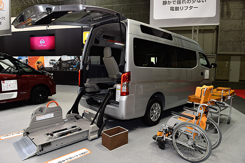 NV350 キャラバン チェアキャブ 車いす1＋1名仕様。ラゲッジスペースに電動リフターを備える