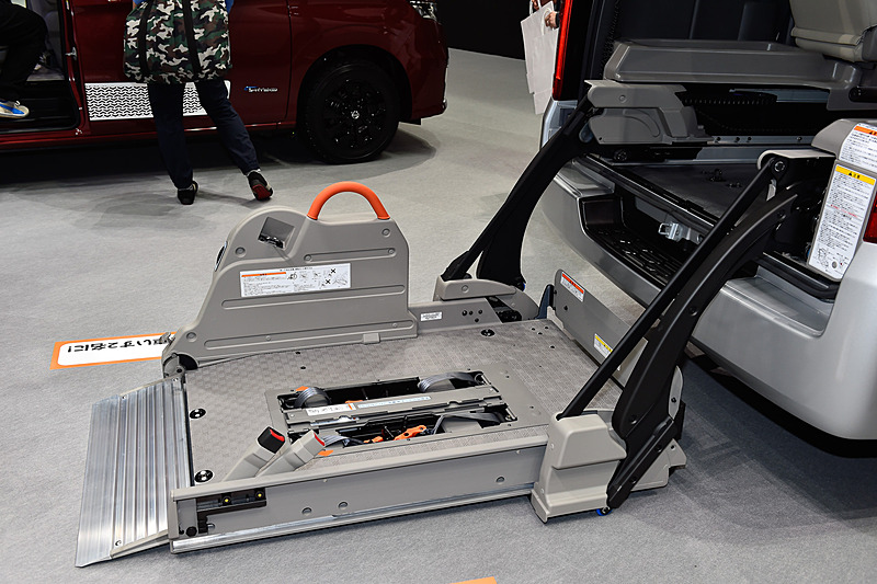 NV350 キャラバン チェアキャブ 車いす1＋1名仕様。ラゲッジスペースに電動リフターを備える