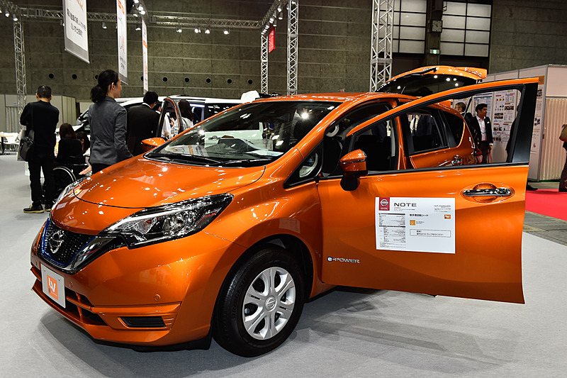 ノート e-POWER 助手席回転シート。ラゲッジスペースに電動式の「車いす収納装置」（18万3600円～18万7920円）、助手席のシートバックにオプションの「サポートパッド」（2万7000円）を備える