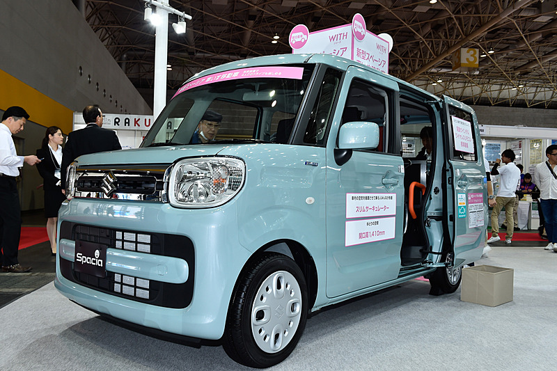 スペーシア 車いす移動車は、車両後方にリアバンパーと一体で可動する「テールゲート一体型スロープ」を装備