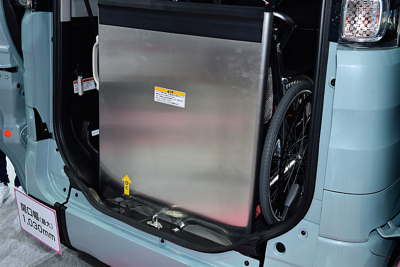 スペーシア 車いす移動車は、車両後方にリアバンパーと一体で可動する「テールゲート一体型スロープ」を装備