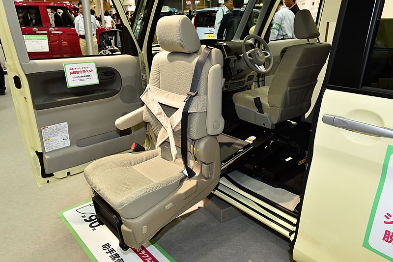 「ミラクルオープンドア」のある助手席側に「昇降シート」を設定