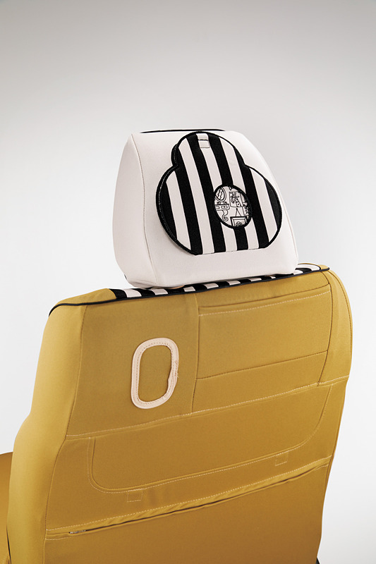 フロントシートのヘッドレスト部分に開閉できるギミックを採用した「シートカバー」（フルタイプ/ファブリック/フロント・リアセット/運転席・助手席シートバックアッパーポケット＆シートバックポケット対応ファスナー付）は、「ベンチシート仕様車用」（フロントアームレスト装備無し車用/フロントアームレスト装備車用/フロント・リアアームレスト装備車用）と、「スーパースライドシート仕様車用」（フロントアームレスト装備車用/フロント・リアアームレスト装備車用）。価格はそれぞれ3万1320円