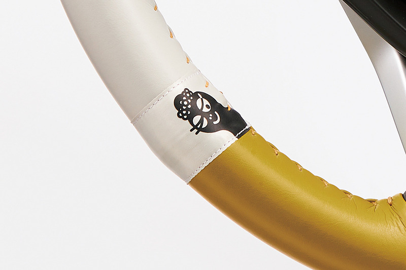 合皮製の「ステアリングホイールカバー」にはバーバママが隠れている。価格は1万800円