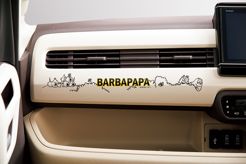 「インテリアパネル」（インストルメントパネル部［運転席側］・運転席アッパーボックス部/マットアイボリー）と合わせて車内を演出する3枚セットの「インテリアステッカー」（インストルメントパネル部［助手席側］・運転席アッパーボックス部［2カ所］）。価格はインテリアパネルが1万7280円、インテリアステッカーは5400円